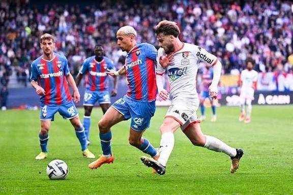 AYX体育娱乐-包含赛地聚焦——法国杯今晚热度飙升，多伦多猛龙防线松动，目标明确，细节决定成败的词条